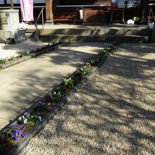 小花が飾られた参道脇