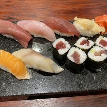 ランチ寿司です。左上の鮪が脂が乗ってて美味しかった。