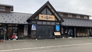 買い物、食べ物、何でありの道の駅です。