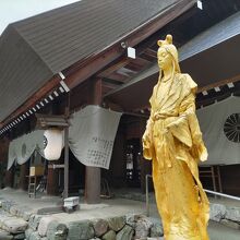 本殿前にあるこのはなさくや姫の像。