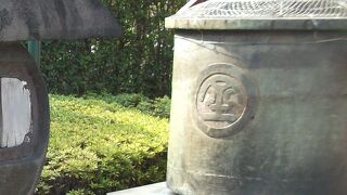 浅草寺境内にある胎内くぐりの灯籠