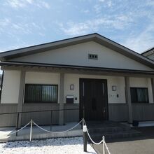 横に建つ酒造会館