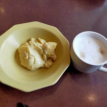 カスタードプリンとカフェラテ