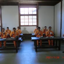囚人の食事風景、看守さんも大変そうです。