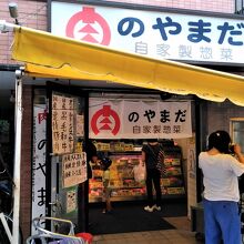 白い暖簾がまぶしい！