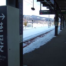 新函館北斗駅の乗り場は新幹線ホームからかなり歩きます