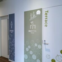 2階トイレ横のドアを開けると、展望デッキへの階段