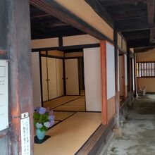 左手のボタンを押すと音声解説が始まる