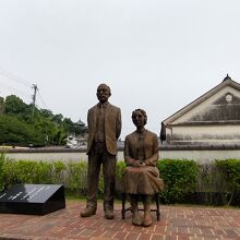 有名な夫妻の像