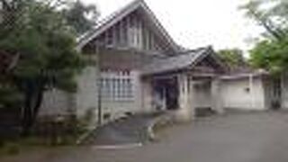 石川県立美術館の北側にあります。