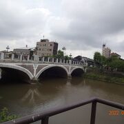浅野川に架かる大きな橋です。