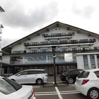 正面が本館、左手が新館。