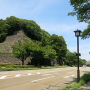 金沢城と兼六園の間の道を歩きました。