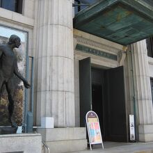 威風堂々たる正面から