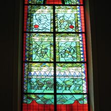 採光が美しいステングラスの窓