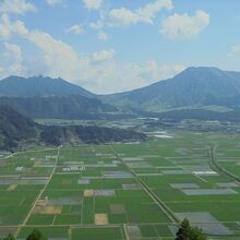 手前に水田　根子岳、高岳、中岳も見える