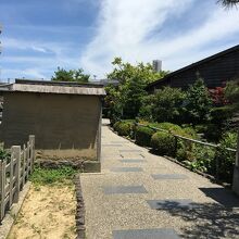 この先に資料館があります