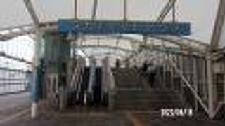 駅への連絡通路です。