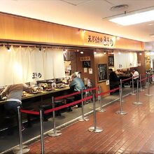 オープンな店舗で香ばしい匂いがします！