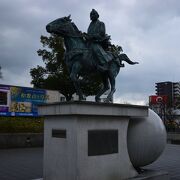 県立美術館前にある銅像