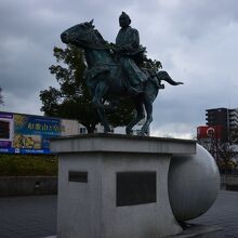 美術館前にある徳川吉宗公之像