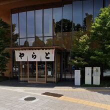 赤坂のとらやの東側です。赤坂警察署の横から見ています。