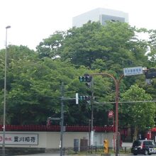 とらや赤坂店は、青山通りに面していて、向かいは豊川稲荷です。