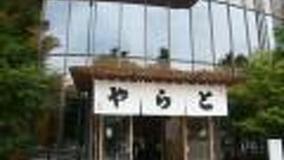 とらや赤坂店は、青山通りに面していて、豊川稲荷神社の南向かいにある和菓子店です。