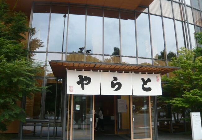 とらや赤坂店は、青山通りに面していて、豊川稲荷神社の南向かいにある和菓子店です。