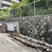 昔湧水が豊富だったことを記念した施設があります。