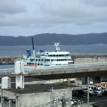 阿嘉島に入港してくるところ