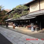 今宮神社の東門近くにお店を構える「あぶり餅」のお店