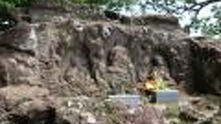 3体の石像があります。