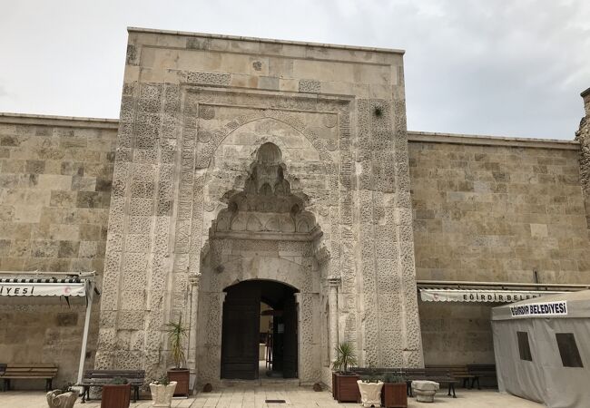 フズル・ベイ・ジャーミィとは隣り合って建っていて