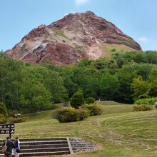 駐車場から見た昭和新山。