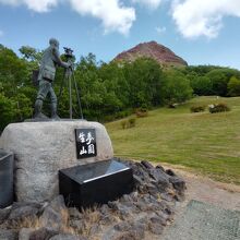 昭和新山の誕生を記録し続けた三松正夫の像。