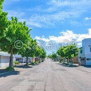 車道の両脇にはガードレールで保護された歩道があるので歩きやすい。