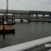 新中川が旧江戸川に合流する場所にあります。