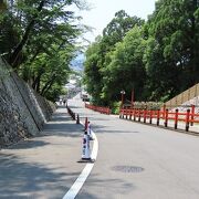 急坂を上り、護国神社と歴史館へ