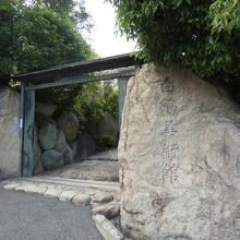 白鶴美術館本館入口