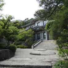 白鶴美術館本館