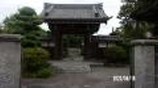 重厚な山門が迎えてくれます。