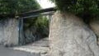 坂の上のお寺の様な外観建物