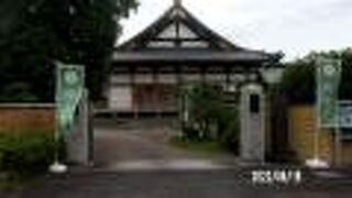 なぜか境内に埴輪が並んでいます。