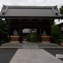 門の両側の像に注目してください。