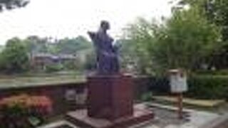 滝の白糸の像は、小柄な美しい女性の石像でした。