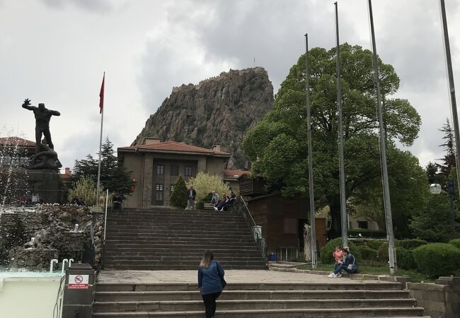 アフィヨンの中心部にある公園