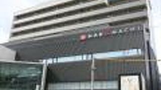 箱を積み上げたようなデザインのビル