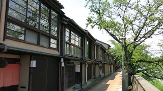 浅野川沿いの歴史ある町並み