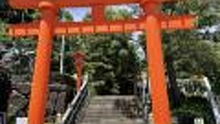 赤い鳥居が目立ちます。